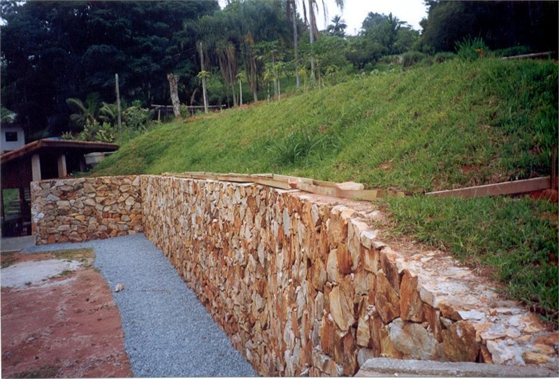 Muro de pedra em Jaguariúna e região. Durabilidade e garantia